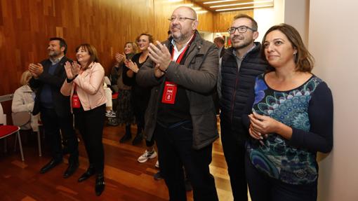 La exalcaldesa socialista, Isabel Ambrosio, siguiendo la noche electoral del PSOE