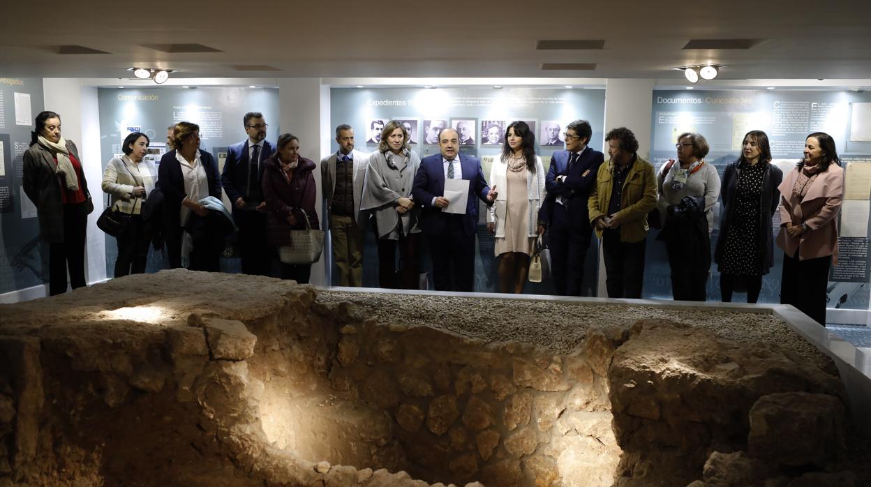 Un momento, ayer de la inauguración de la muestra con los fondos históricos del Colegio de Abogados