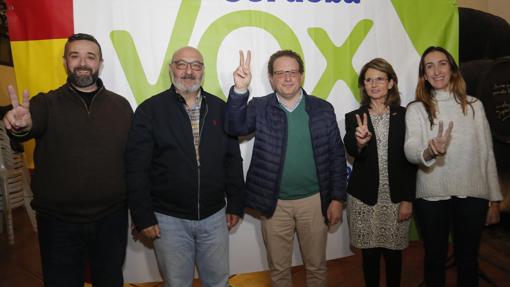 En los extremos, los dos ediles de Vox en el Ayuntamiento de Córdoba