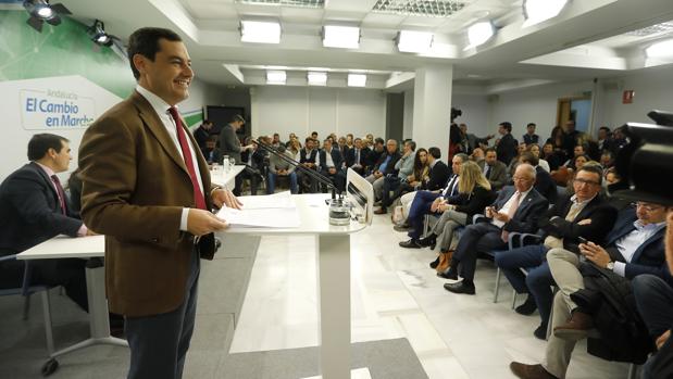 Juanma Moreno asegura que «frente al posible caos, Andalucía siempre será leal a España»