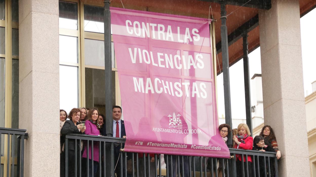 Izado de la bandera contra la violencia de género