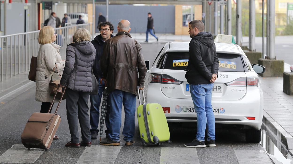 Viajeros a punto de subir a un taxi en Córdoba