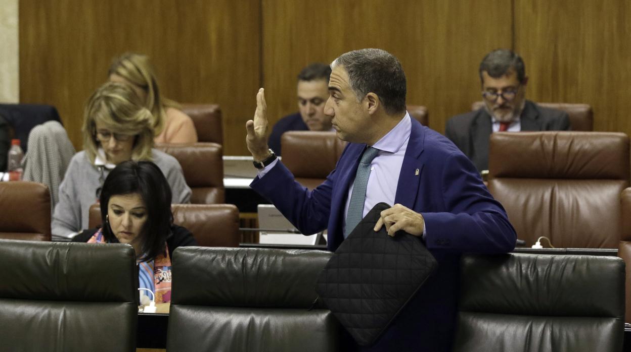 Elías Bendodo en un pleno del Parlamento de Andalucía