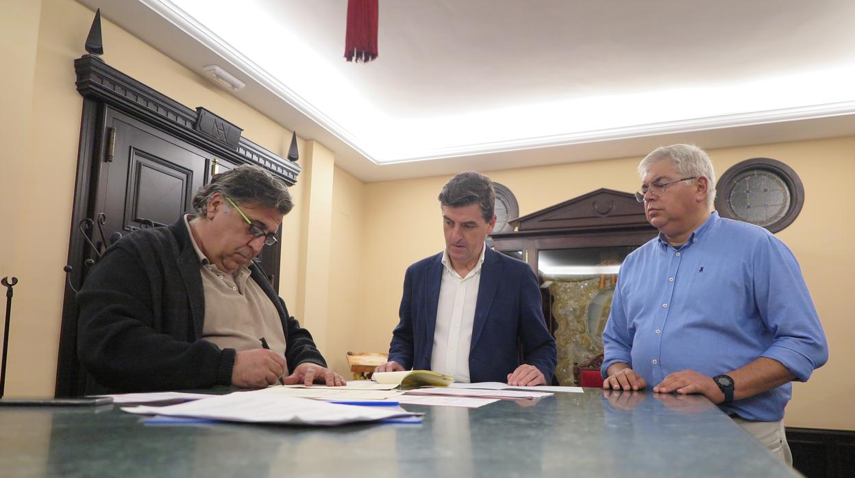 Firma del proyecto por el que se renovarán las piezas arquitectónicas