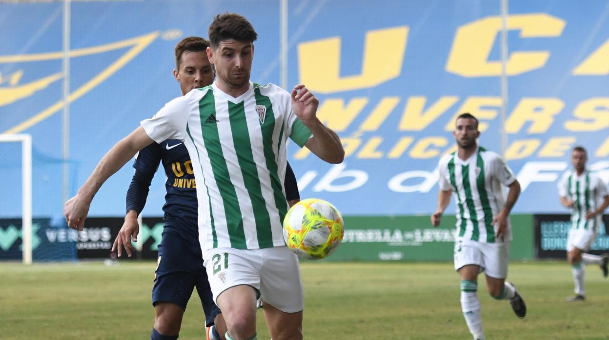 Javi Flores controla el balón