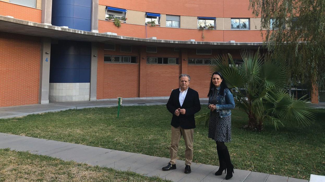 Salvador Fuentes y Sara Rodríguez reunidos en las viviendas de Fepamic