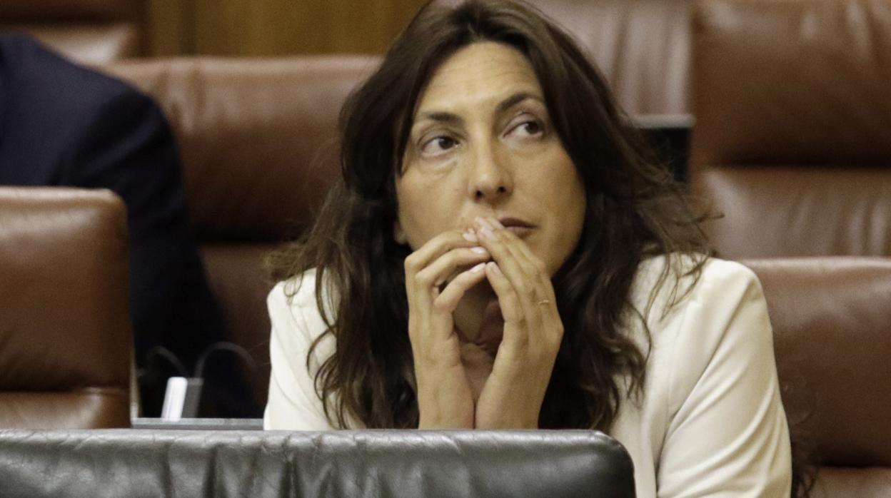 La secretaria general del PP andaluz, Loles López, en su escaño en el Parlamento