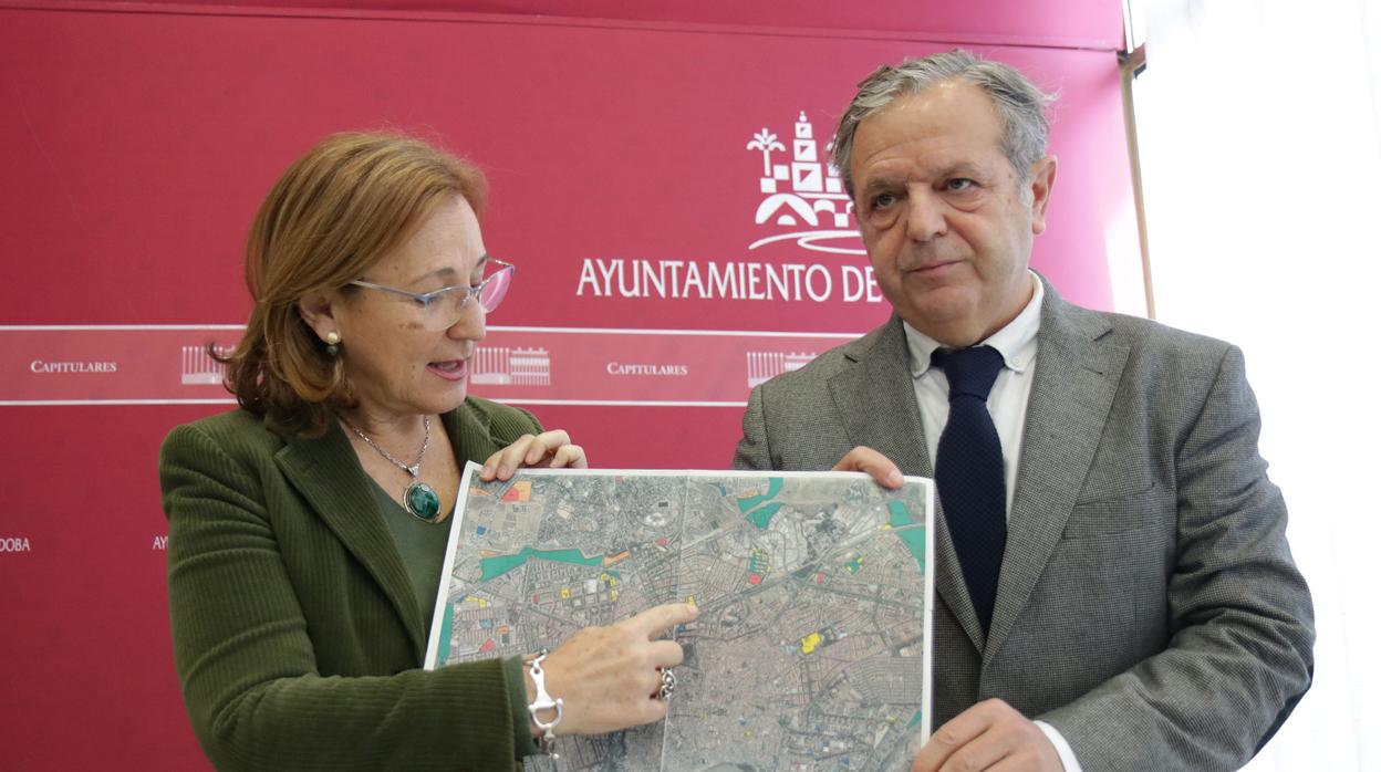 Los concejales del PP Laura Ruiz y Salvador Fuentes, con el mapa que muestra los solares vacíos del centro