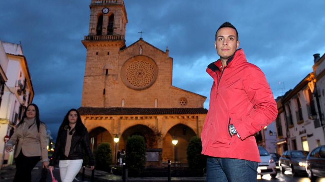 Francisco Mira, ante la iglesia de San Lorenzo