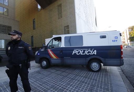 Momento en que entra el furgón policial con los acusados