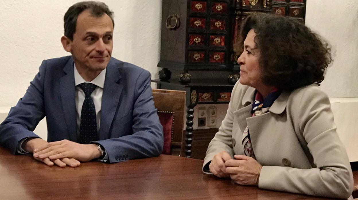 El ministro Pedro Duque junto a la rectora de la Universidad de Granada, Pilar Aranda.