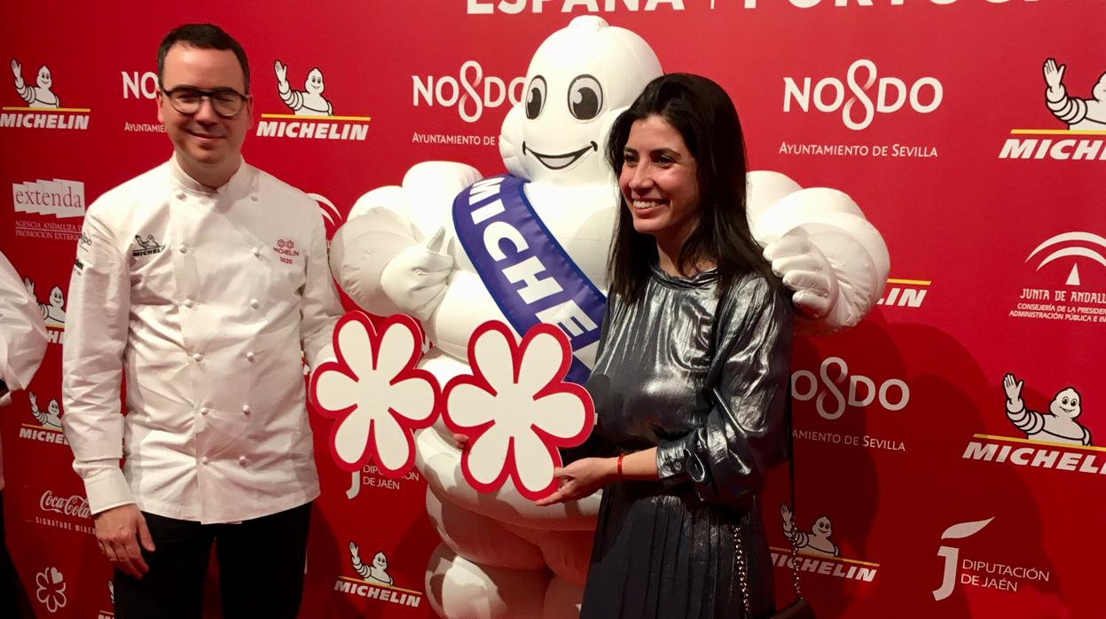 Paco Morales posa con su mujer, Mariana Tapia, con dos estrellas y el emblema de Michelin