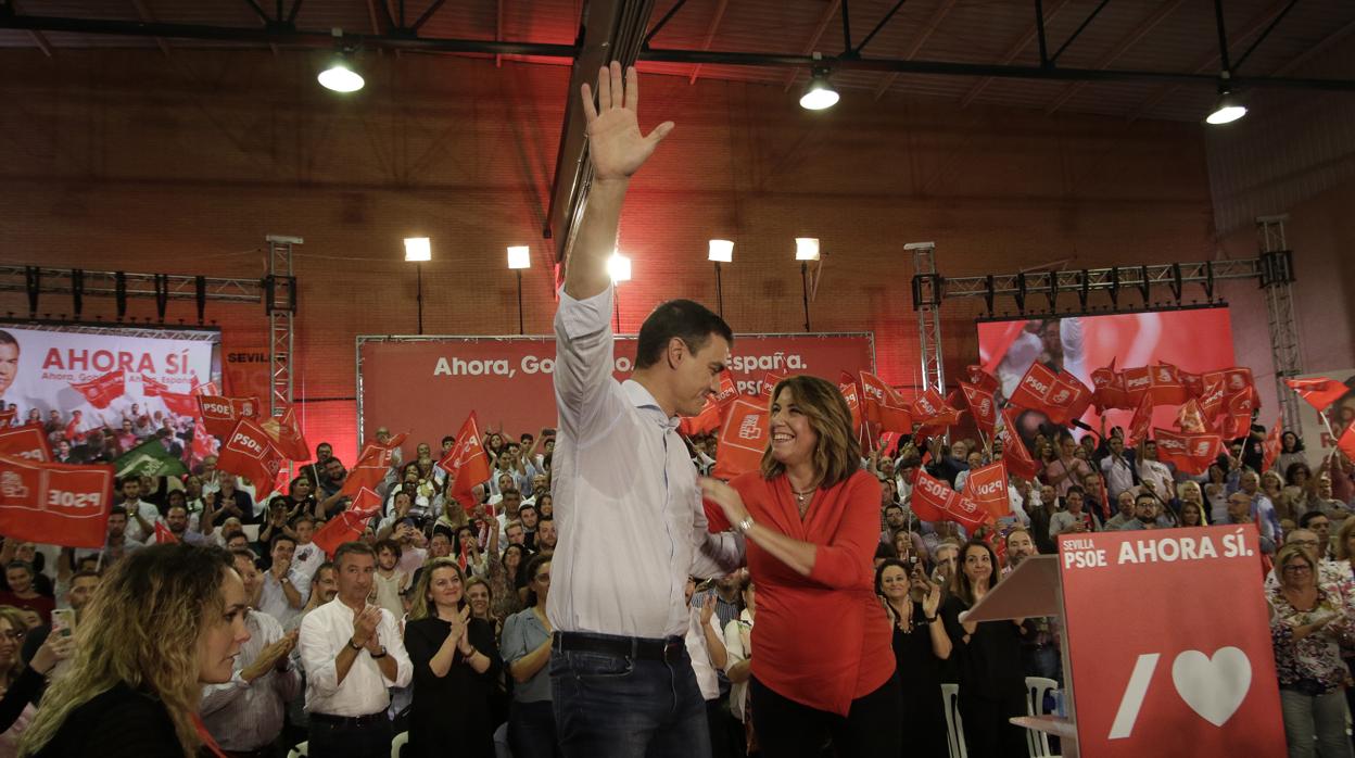 Pedro Sánchez y Susana Díaz, en el escenario del mitin de apertura de la campaña del 10N