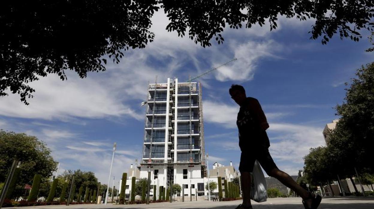 El edificio Torre del Agua en construcción, ahora paralizado