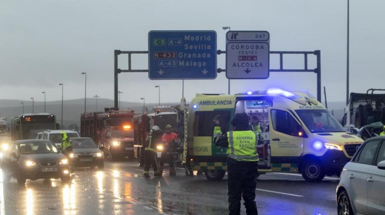 La N-432 a la altura del Carrefour Zahira cortada por el accidente por Córdoba