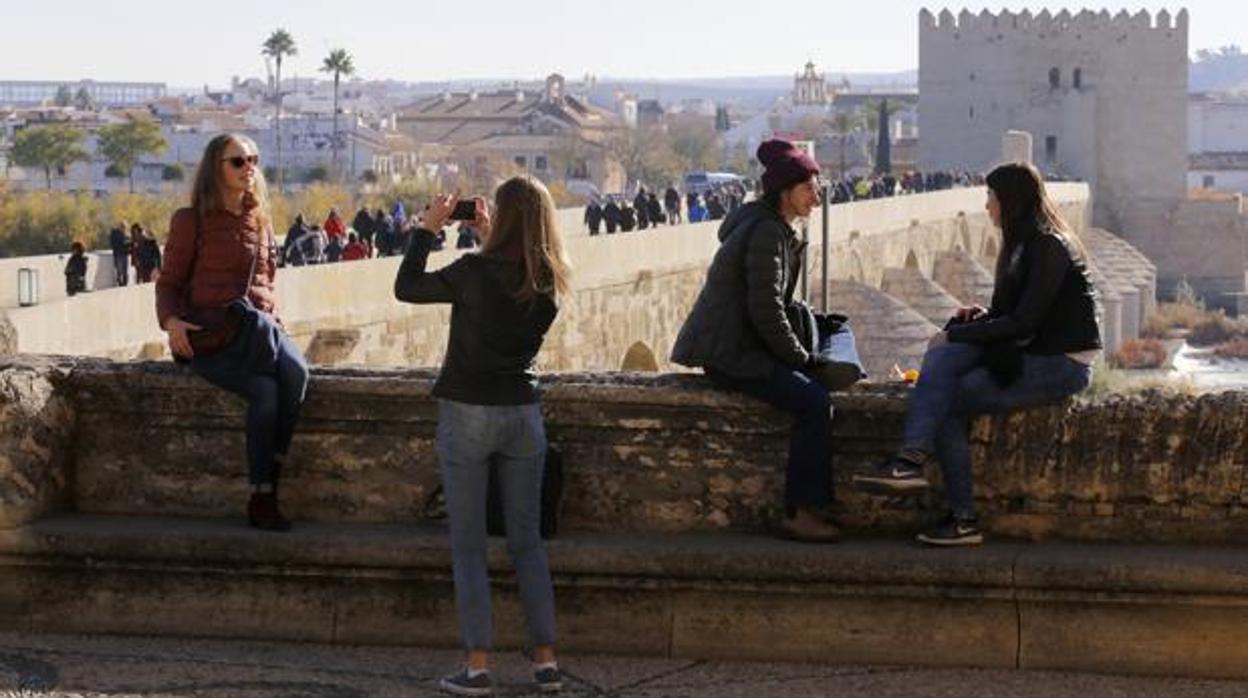 Un grupo de turistas en el Puente Romano