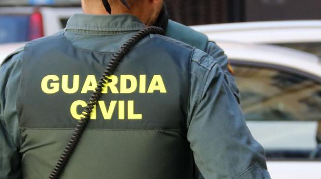 Dos agentes de la Guardia Civil