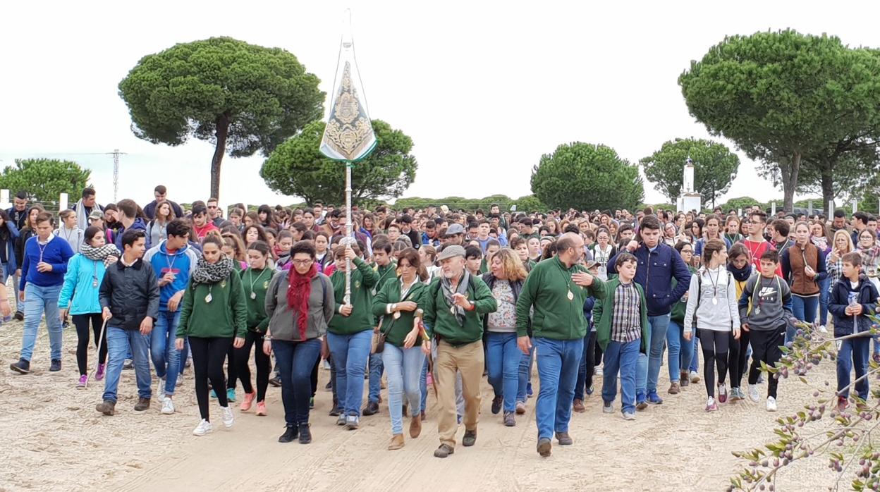 Jóvenes rocieros en la edición pasada de su peregrinación a la aldea