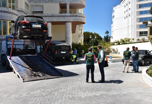 Durante los registros se incautron varios coches en Marbella