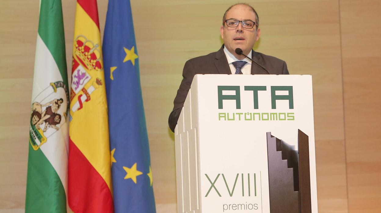 El presidente de ATA, ayer durante su intervención en la entrega de sus premios