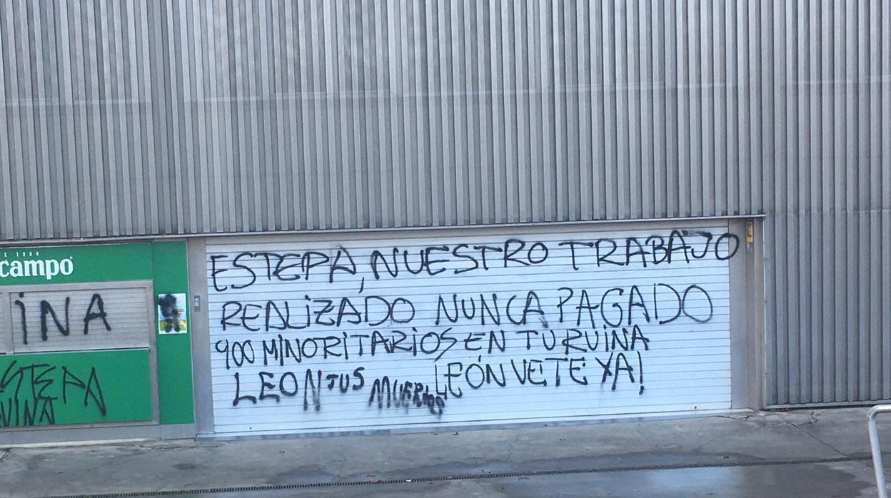 Pintadas en la persiana de acceso a las oficinas hacia Francisco Estepa