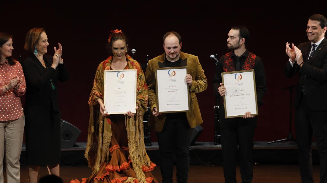 Foto de familia de los tres ganadores del Concurso Nacional de Arte Flamenco