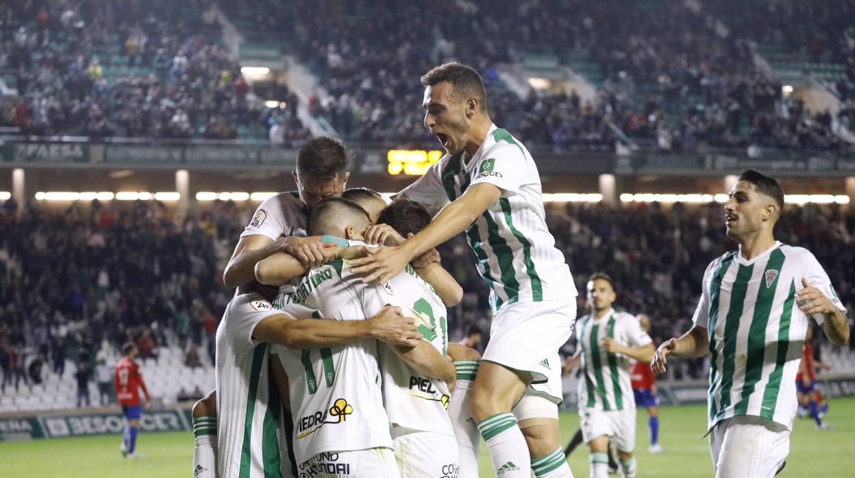 Los jugadores del Córdoba celebran un gol