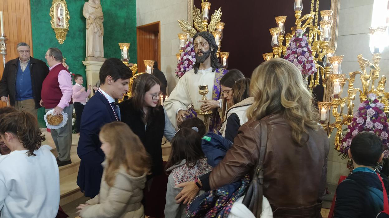 Varios fieles en el solemne besamanos a la imagen de Jesús de la Fe en su Sagrada Cena