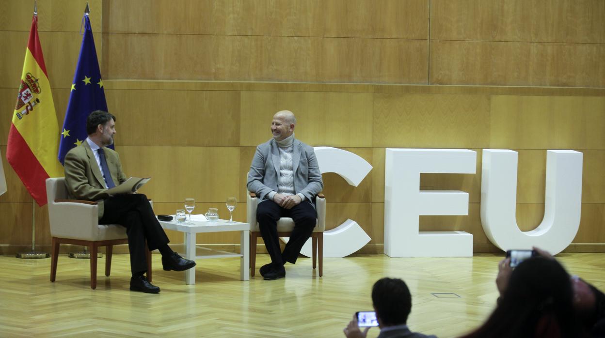 Un momento del debate entre el periodista de ABC Javier Rubio y el consejero Javier Imbroda