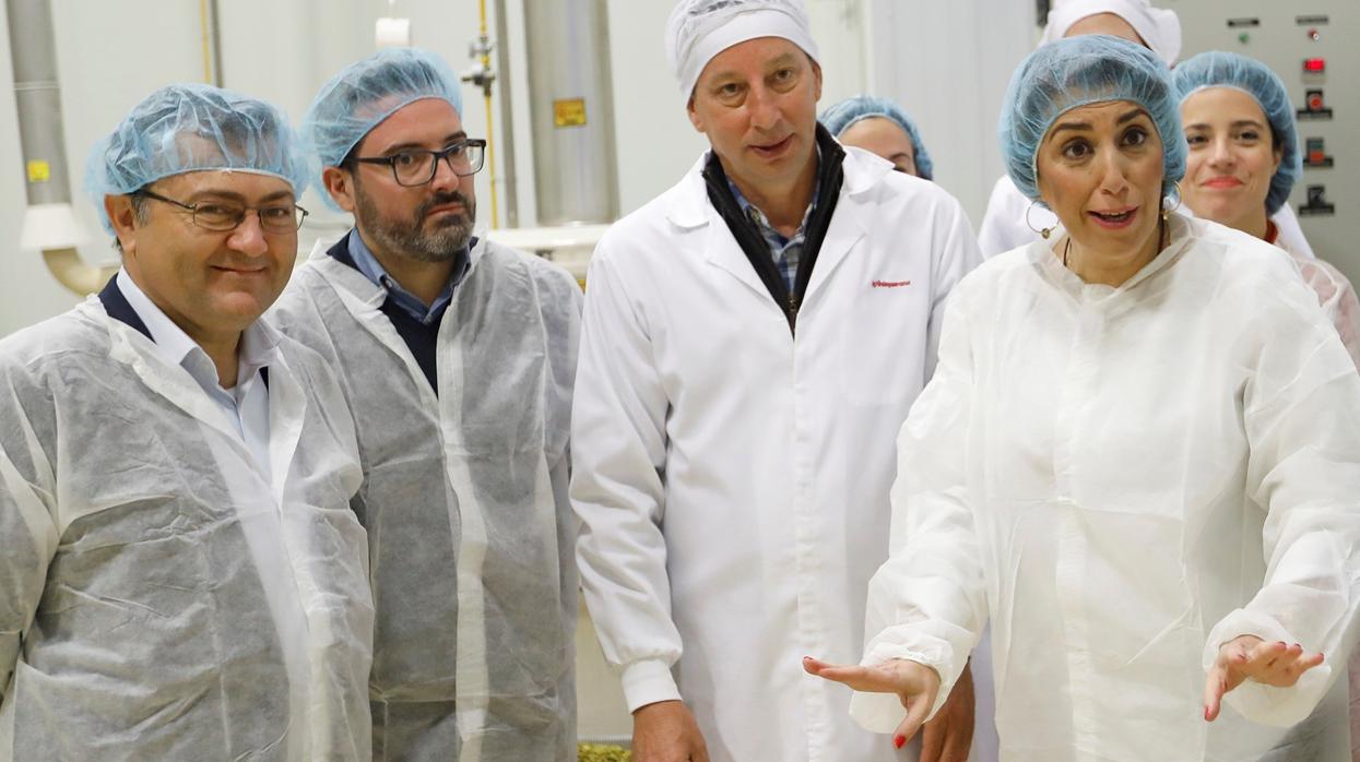 Susana Díaz visitó el lunes 25 una fábrica de mantecados en Antequera