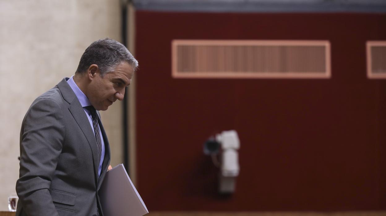 Elías Bendodo en la tribuna del Parlamento