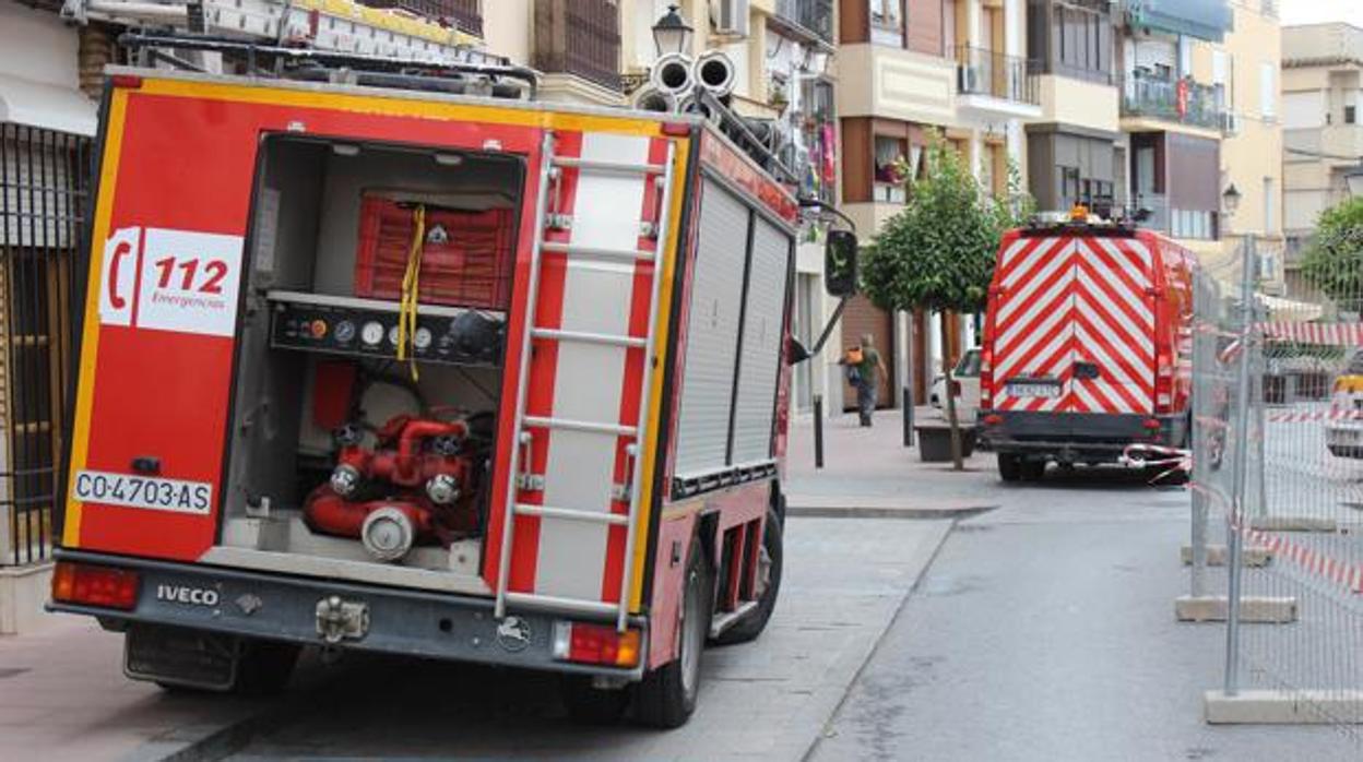 Bomberos durante una intervención en una foto de archivo