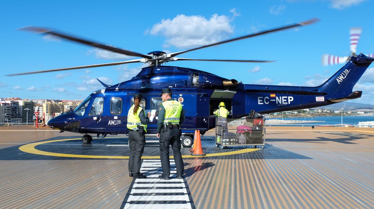 Imagen del helicóptero del Equipo Pegaso en el Campo de Gibraltar