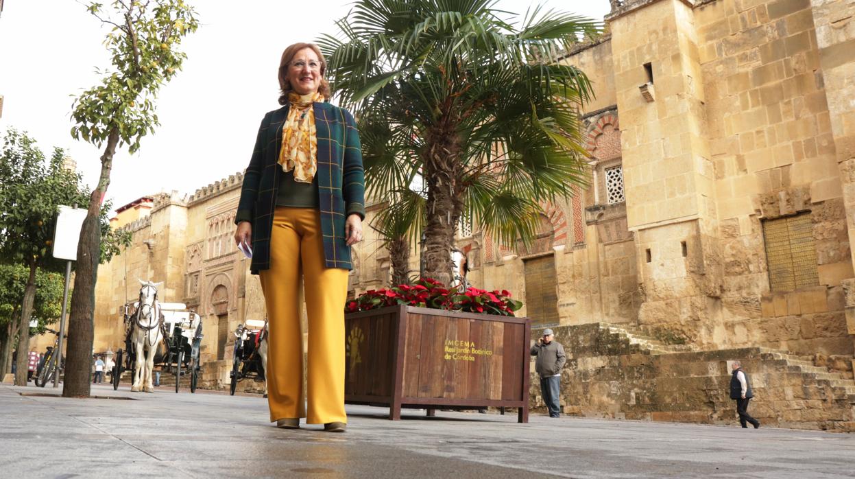 Laura Ruiz junto a uno de los maceteros colocados junto a la Mezquita-Catedral