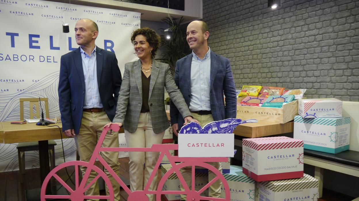 Francisco y Josefina García Calero, junto a Marcos Reguera