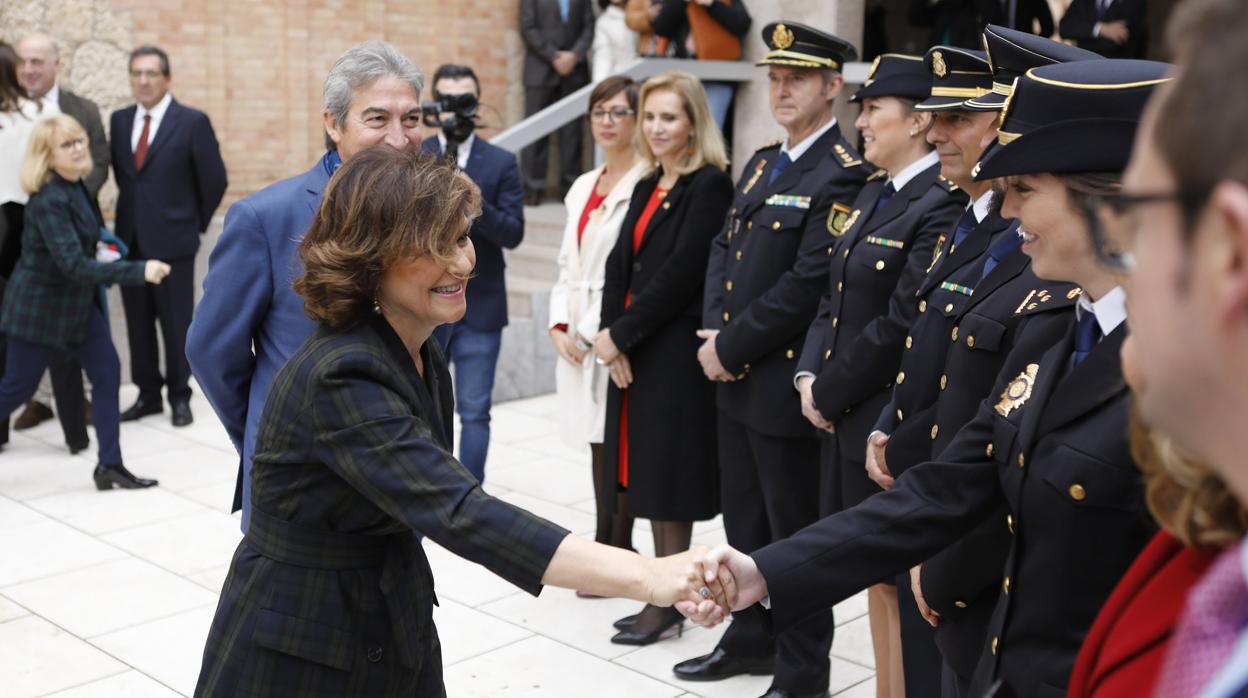 Carmen Calvo saluda a agentes de la Policía en presencia del delegado del Gobierno en Andalucía