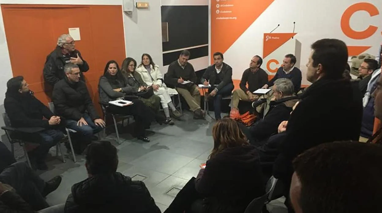 Miembros de Ciudadanos Huelva en una reunión del partido