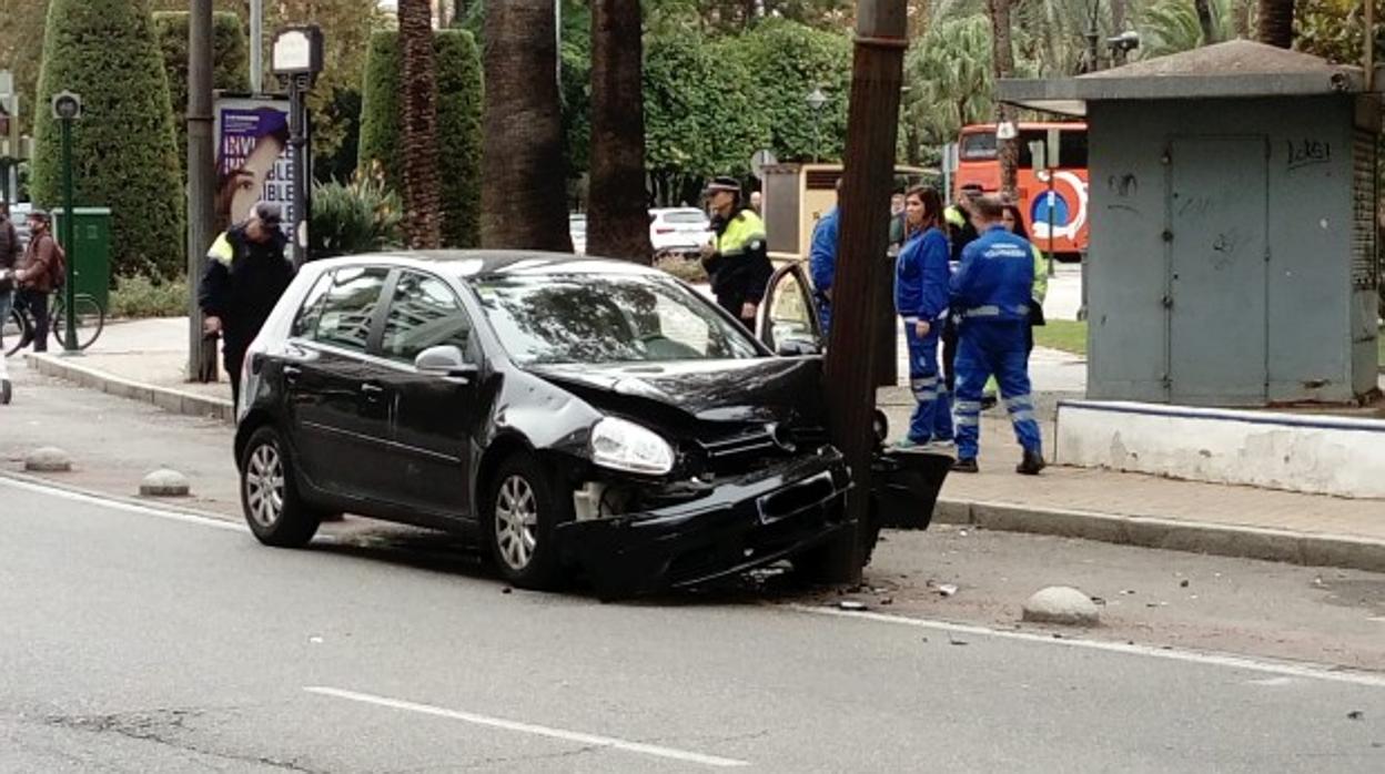 El coche accidentando este mediodía en Córdoba