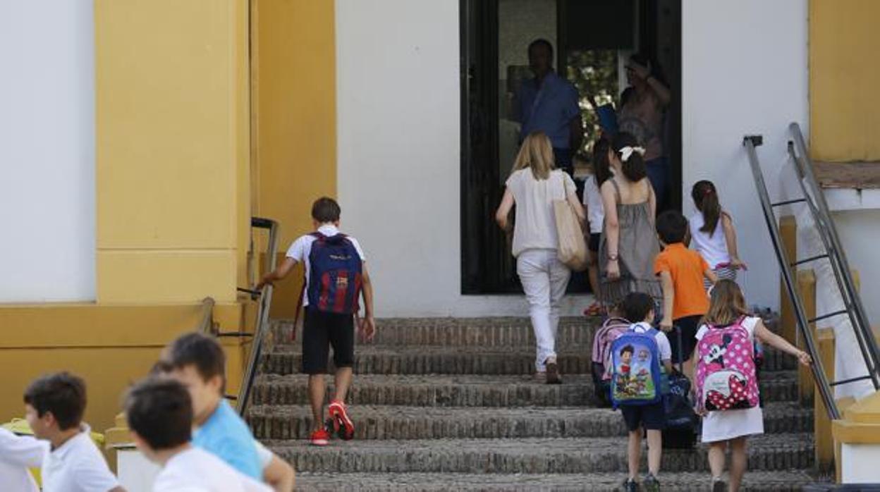 Imagen de archivo de niños entrando en un colegio