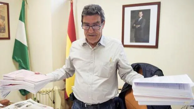 El juez Emilio Calatayud, dado de alta tras ser ingresado en el hospital de Puente Genil