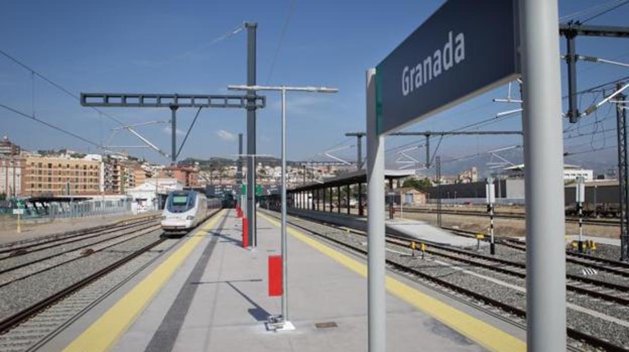 Granada carece de conexiones convencionales de media distancia y sigue a la espera de los trenes Avant.