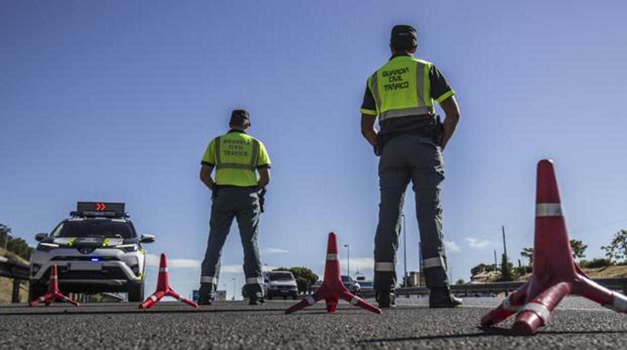 Agentes de la Guardia Civil durante un control en una foto de archivo