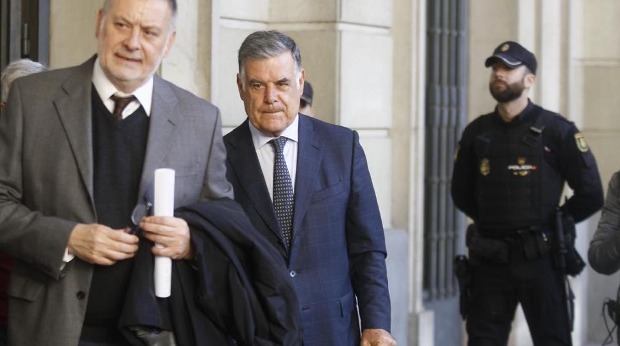 El exconsejero de Empleo José Antonio Viera (derecha) saliendo de la Audiencia de Sevilla