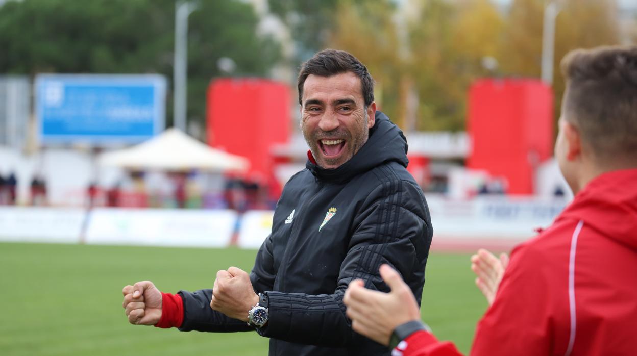 Raúl Agné celebra el triunfo en el banquillo de Don Benito