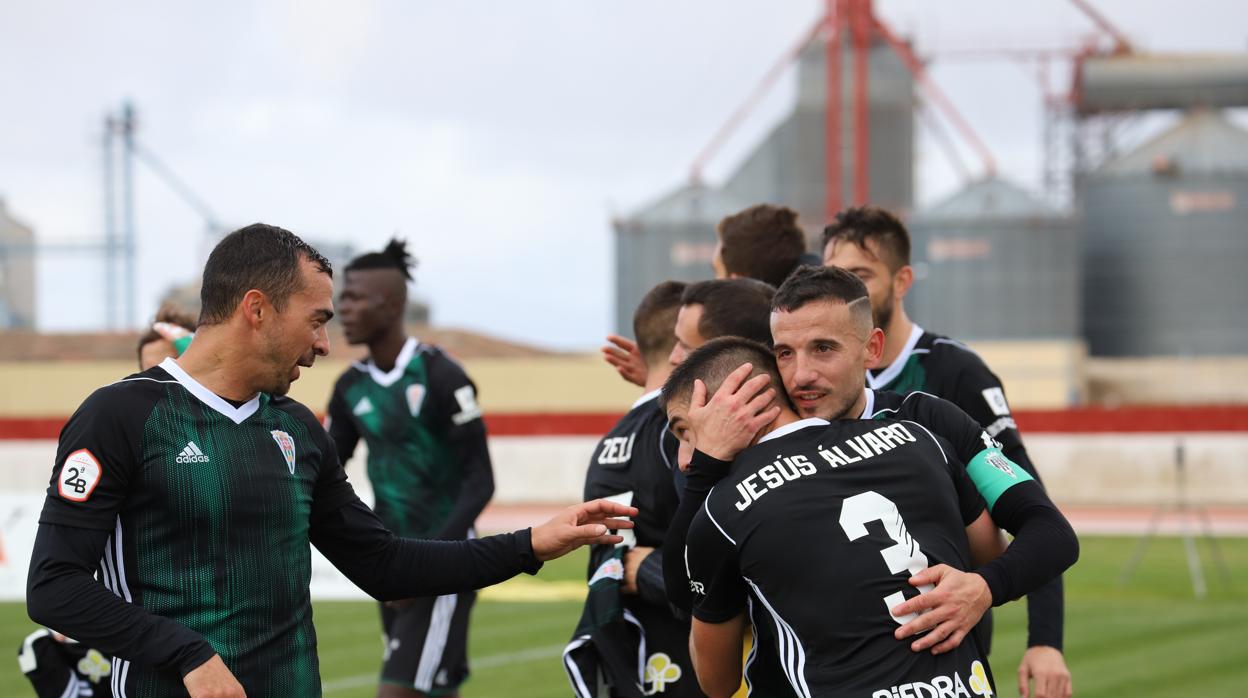 Los jugadores del Córdoba, abrazados