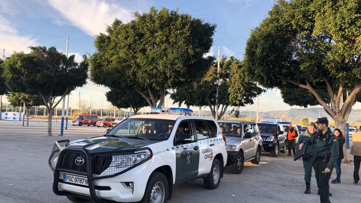 Uno de los grupos de rastreo saliendo del puesto de mando en Vélez-Málaga