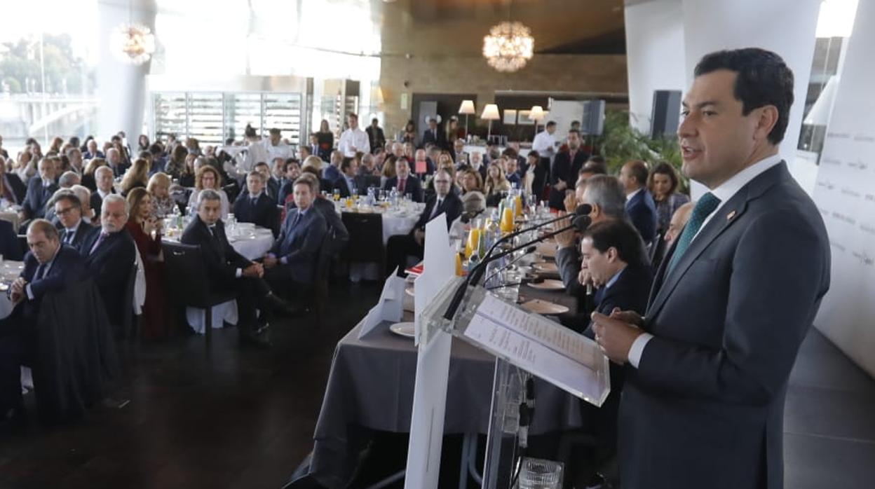 El presidente de la Junta, Juanma Moreno, en el desayuno informativo que ha protagonizado este lunes en Sevilla