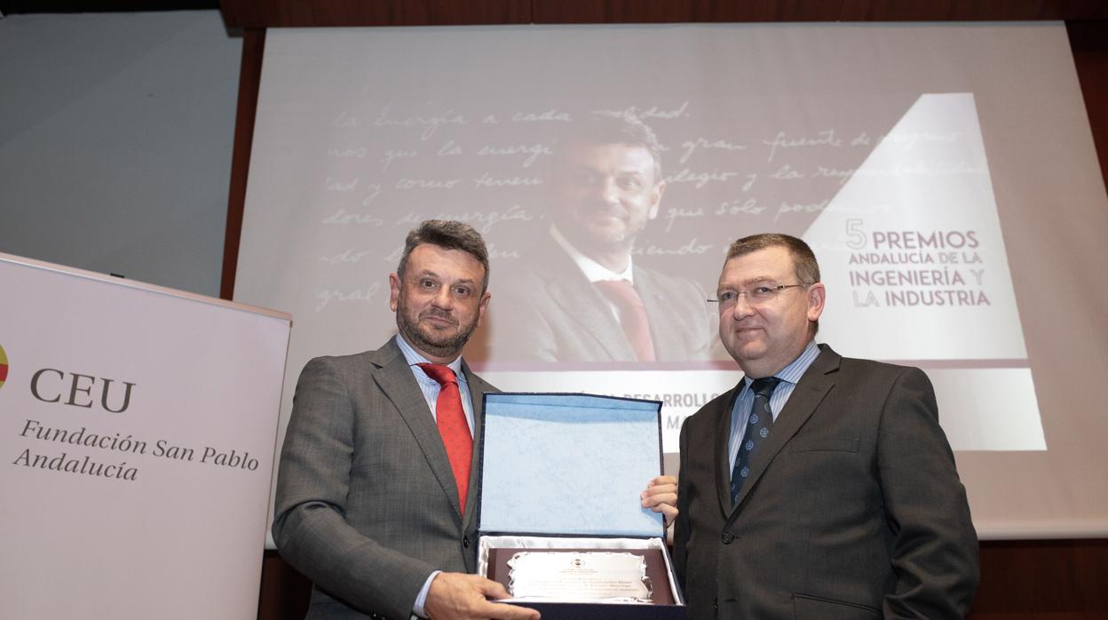 Jesús Ivars (Izqda), director de Producción de Cepsa, y Juan Carlos Durán, del Colegio de Ingenieros Industriales