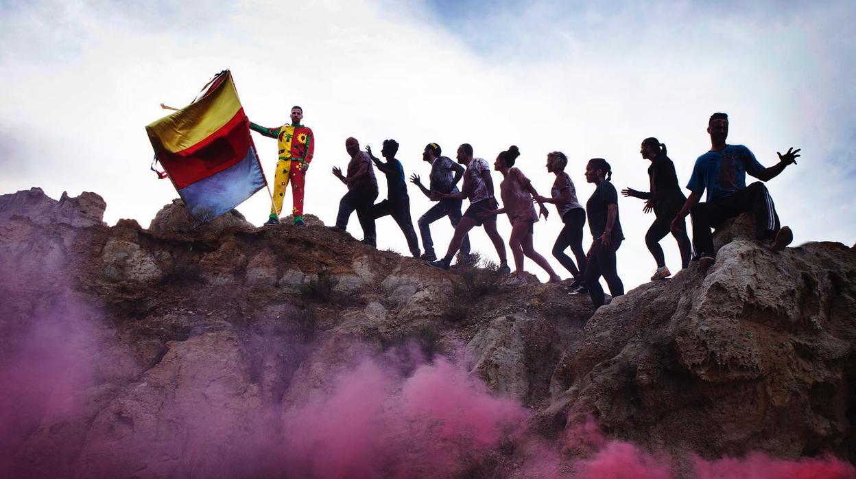 El Cascamorras de Guadix y Baza, vestido de arlequín, en una fotografía artística