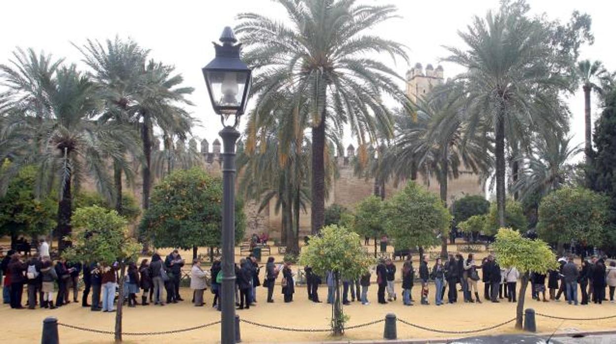 Cola de visitantes para entrar al Alcázar en el Puente de la Inmaculada del año pasado